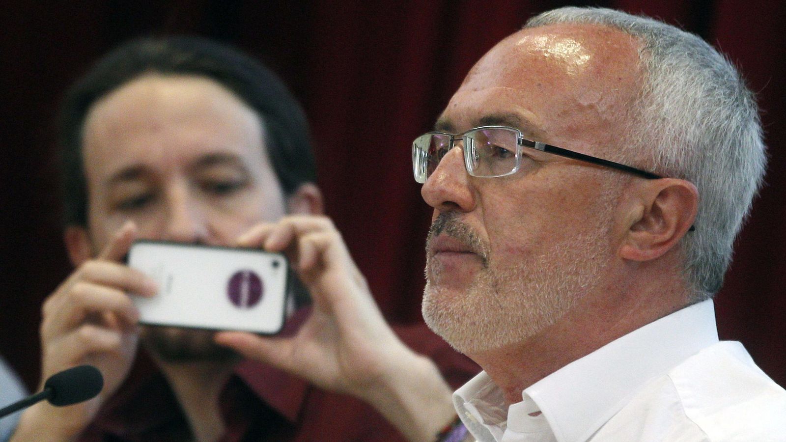 Foto: El candidato de Podemos a la Presidencia de la Generalitat, Antonio Montiel (d), es fotografiado por secretario general, Pablo Iglesias (EFE)