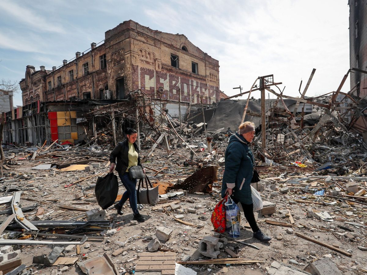 Foto: Civiles acarreando sus pertenencias en Mariúpol. (Reuters/Alexander Ermochenko)