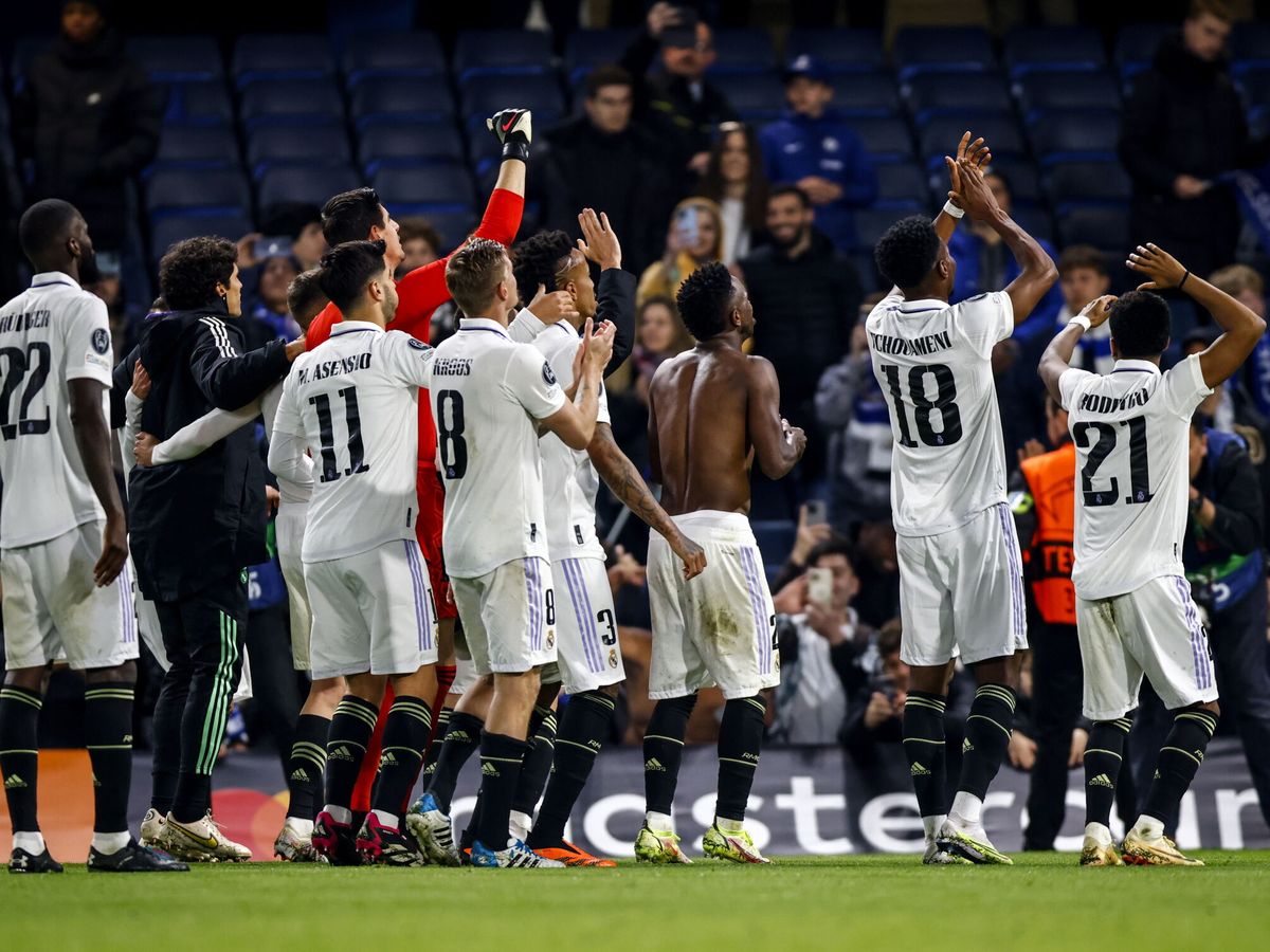 Foto: Los jugadores del Real Madrid celebran con la afición desplazada a Londres. (EFE/EPA/Tolga Akmen)