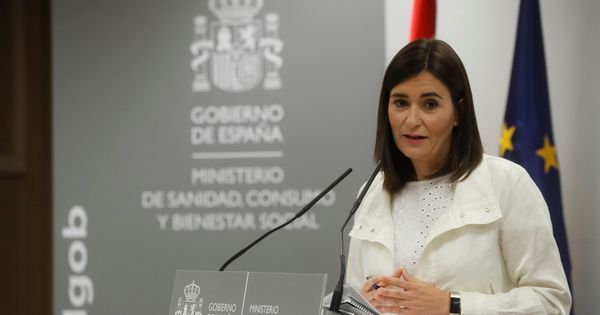 Foto: La ministra de Sanidad, Consumo y Bienestar Social, Carmen Montón, en rueda de prensa negando irregularidades en la obtención de su máster en la URJC. (EFE)