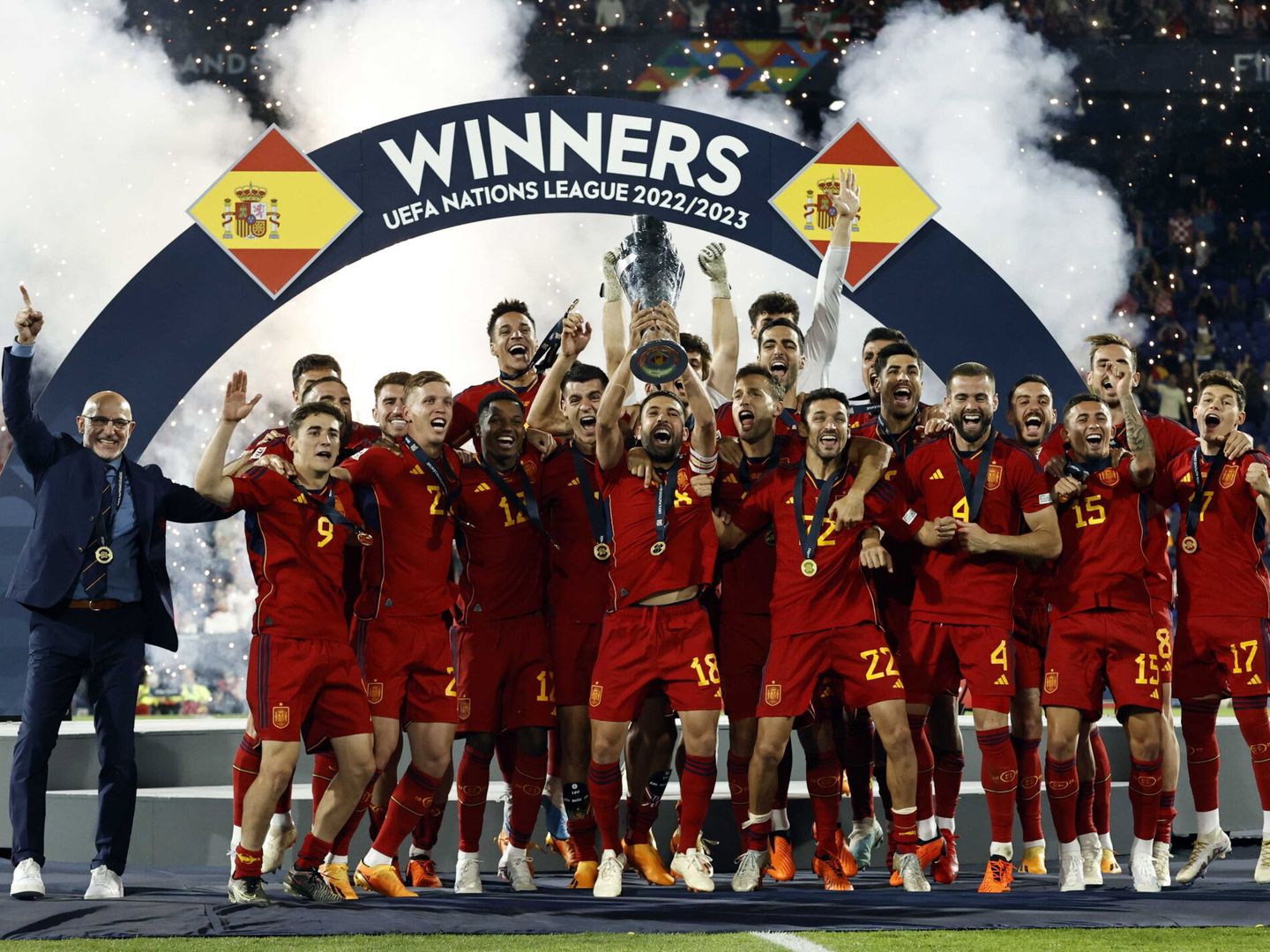 Jordi Alba levanta el título de la UEFA Nations League 2022/2023 (EFE/EPA/MAURICE VAN STEEN).
