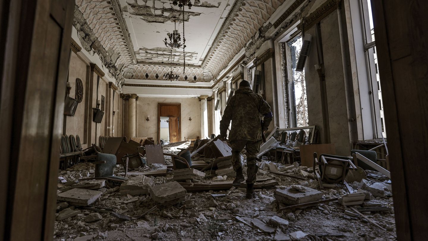 Un militar muestra el interior del edificio de la Gobernación de la Región de Járkov. (EFE/Manuel Bruque)