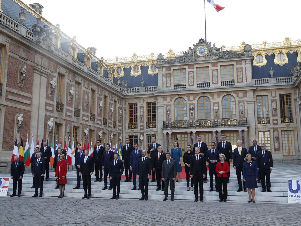 Foto: Encuentro de los jefes de Estado y de Gobierno de la Unión Europea en Versalles. (EFE/Chema Moya)