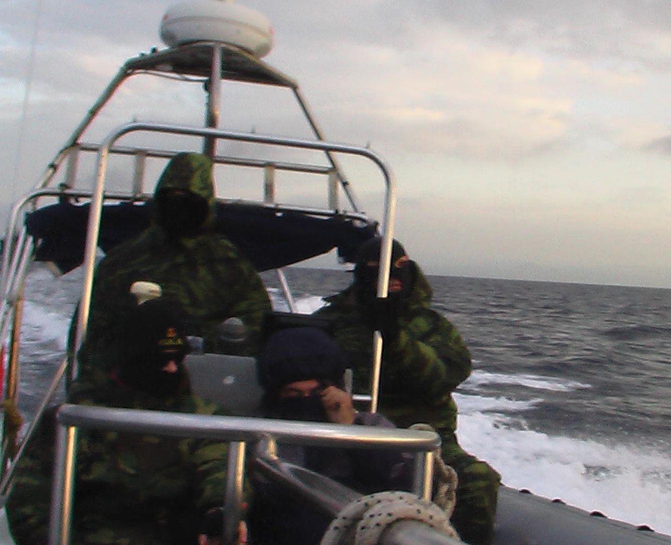 Miembros de un cuerpo de fuerzas especiales de los guardacostas helenos en una imagen incluida en la denuncia de Frontex.