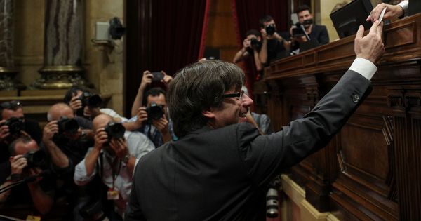 Foto: Carles Puigdemont vota en el Parlament. (Reuters)