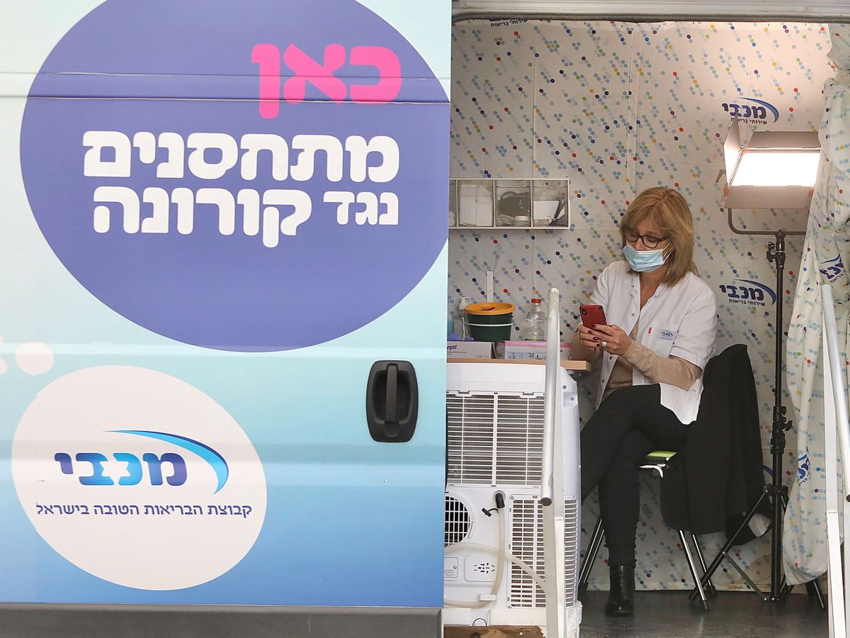 Foto: Enfermera en el centro de servicios sanitarios Maccabi. (Reuters)