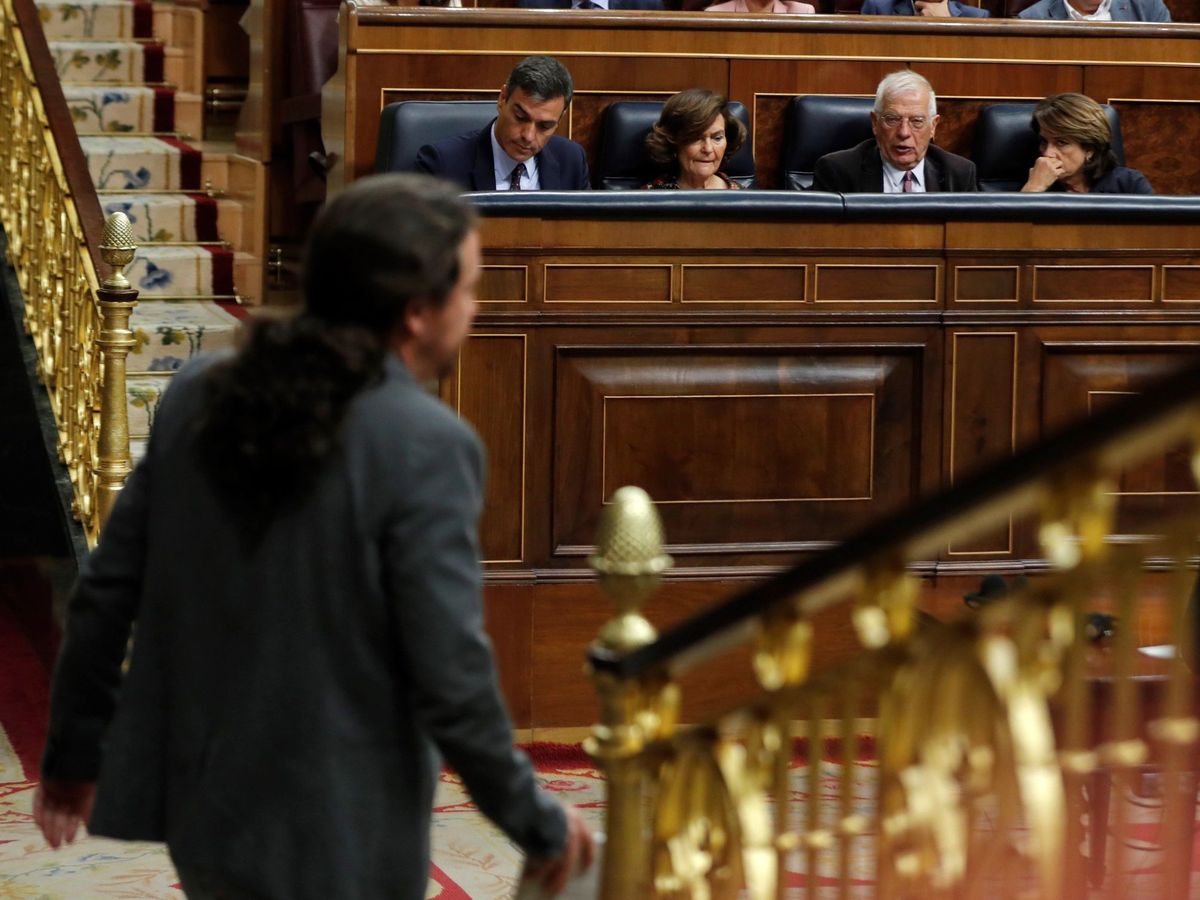 Foto: El líder de Unidas Podemos, Pablo Iglesias, pasa ante la hasta ahora ministra de Justicia, Dolores Delgado. (EFE)