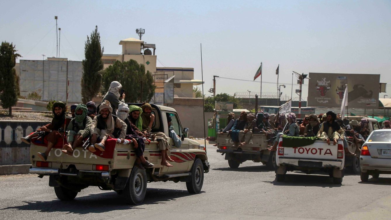 Foto: Combatientes talibanes marchan en Kandahar, Afganistán. (Reuters)