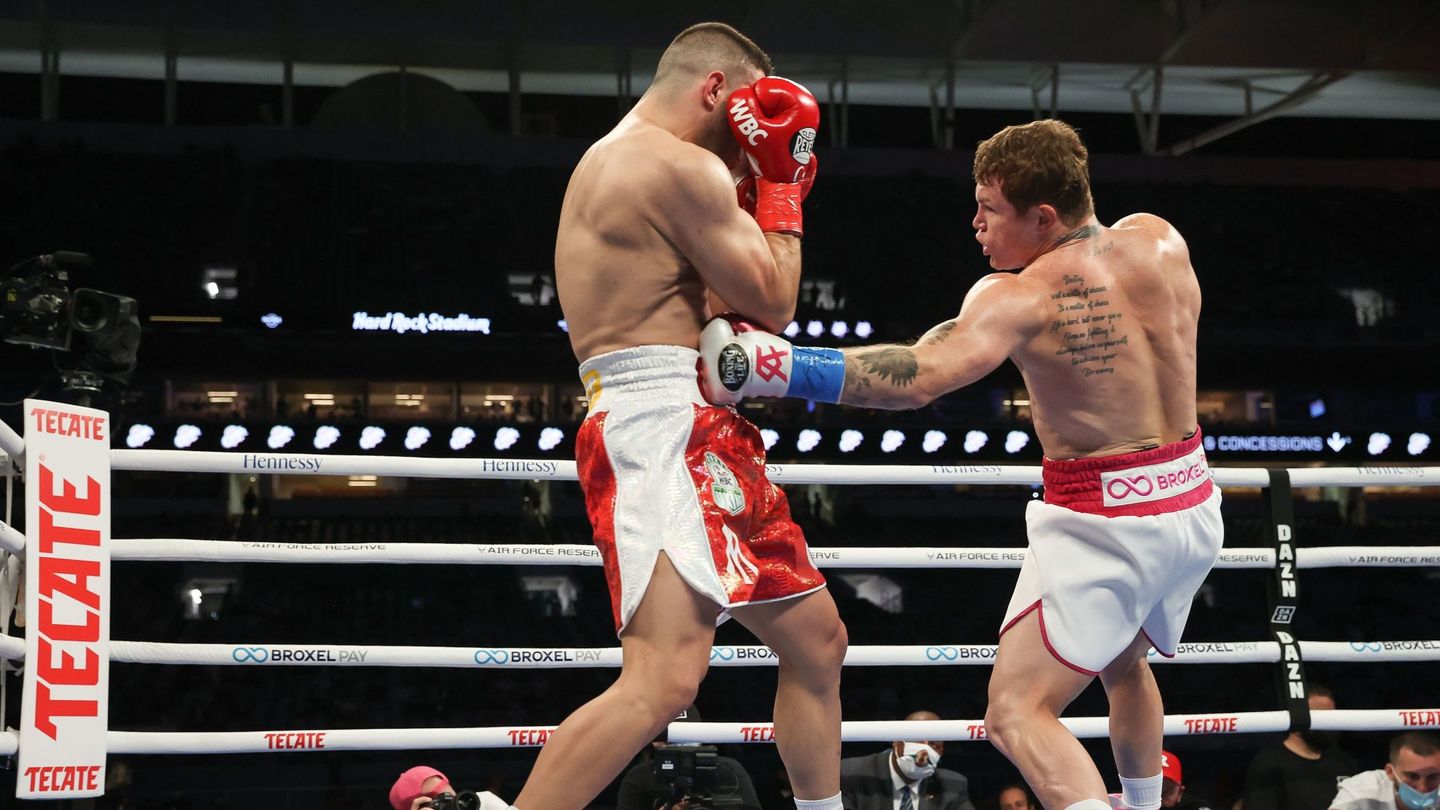 Saúl 'Canelo' Álvarez castiga al boxeador turco. (Efe)