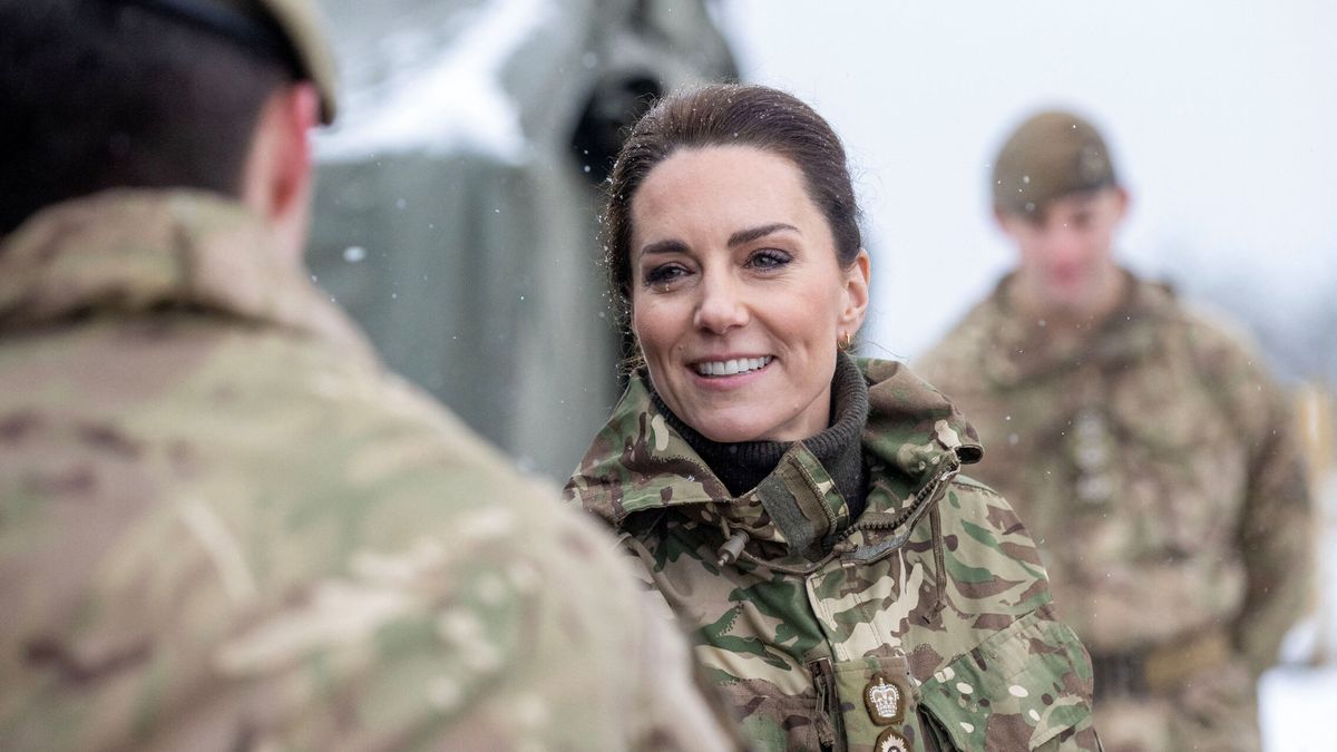 Kate Middleton se pone el uniforme de militar para celebrar el Día de la Mujer