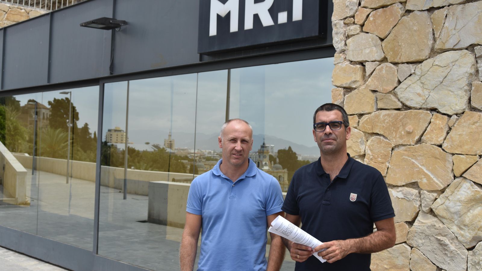 Foto: lvaro Prado y Juan García Texidó, en el ya cerrado restaurante MR1 de Málaga. (Foto: Agustín Rivera)