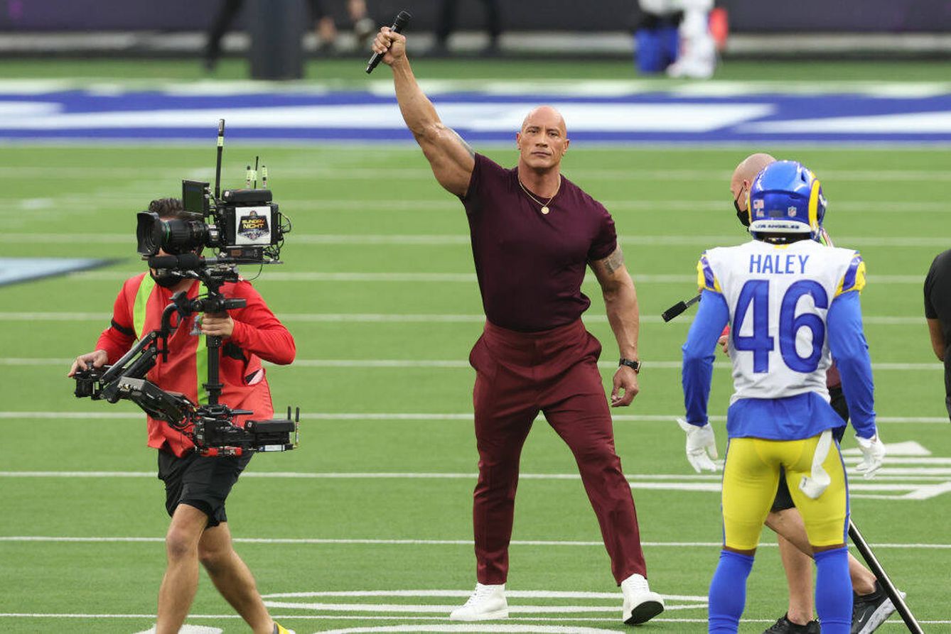 Dwayne 'The Rock' Johnson actúa en la Super Bowl. (Getty)