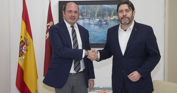 Foto: El presidente de la Región de Murcia, Pedro Antonio Sánchez (i), junto al lider regional de Ciudadanos, Miguel Sánchez. (EFE)