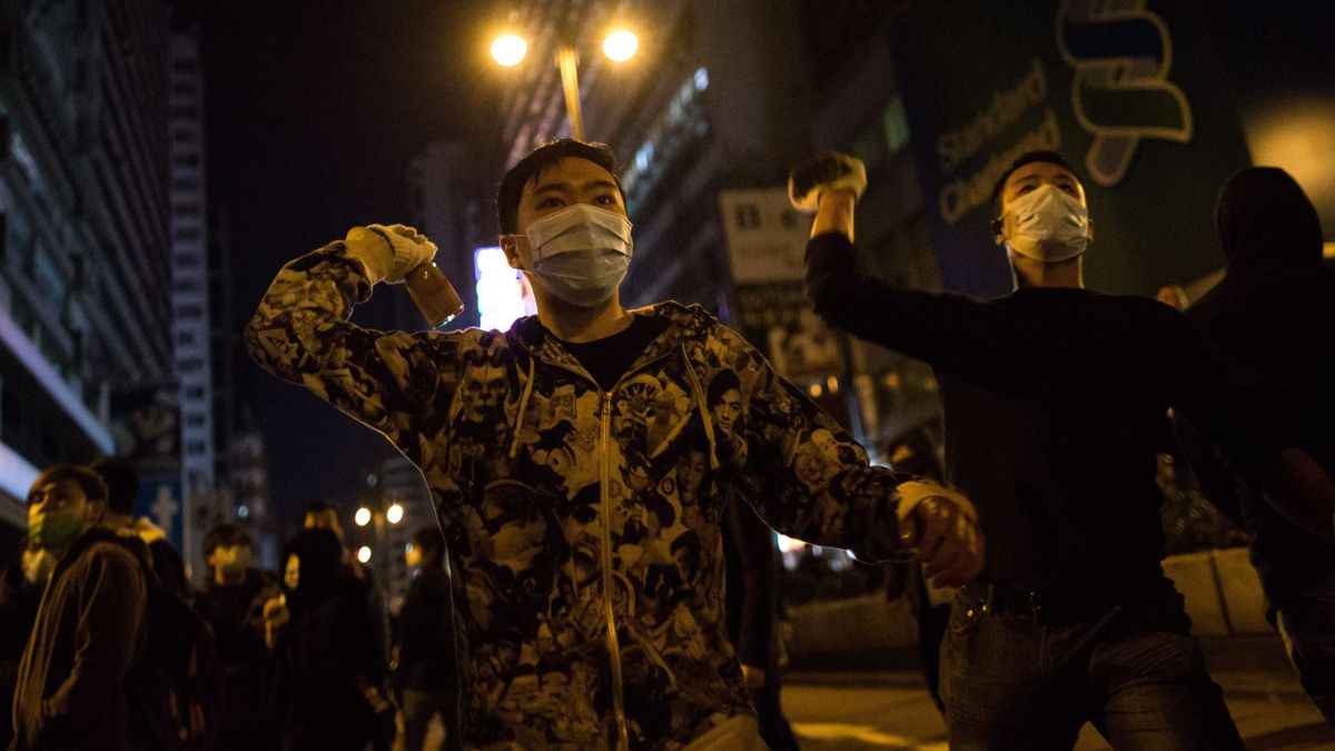 Una redada incendia Hong Kong: 48 policías heridos en disturbios