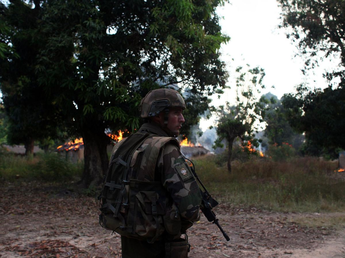 Foto: Un soldado francés patrulla un pueblo de Bossangoa, al norte de la República Centroafricana. (Reuters/Andreea Campeanu)