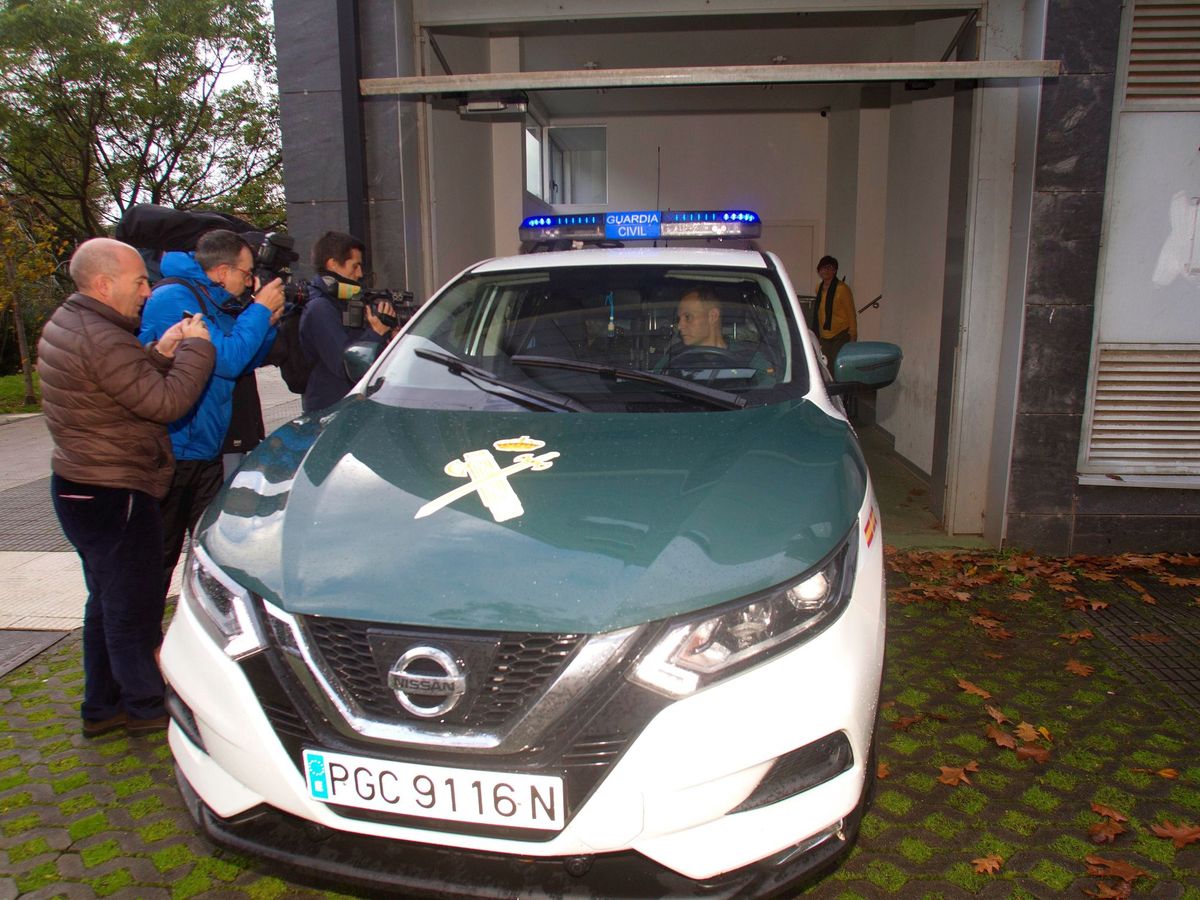 Foto: Los agentes de la Guardia Civil pudieron identificar y detener a los dos agresores (EFE/Salvador Sas)