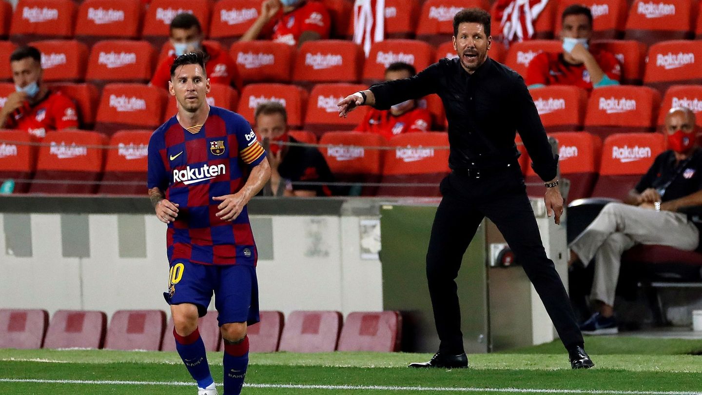 Simoene da instrucciones durante el último partido entre el Atlético y el Barça de Messi. (EFE)