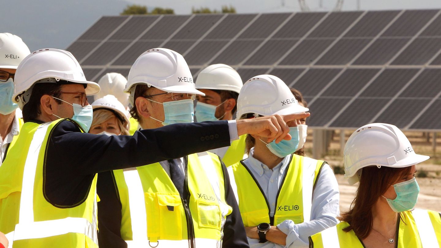 El 'president' de la Generalitat, Ximo Puig, visita la planta de energía solar fotovoltaica X-Elio. (EFE/Morell)