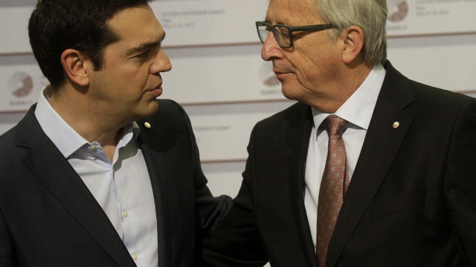 Foto: El presidente de la Comisión Europea, Jean-Claude Juncker (dcha), conversa con el primer ministro griego, Alexis Tsipras (EFE)