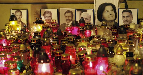 Foto: Homenaje a las víctimas del accidente de avión en el que falleció el presidente de Polonia, Lech Kaczynski. (Reuters) 