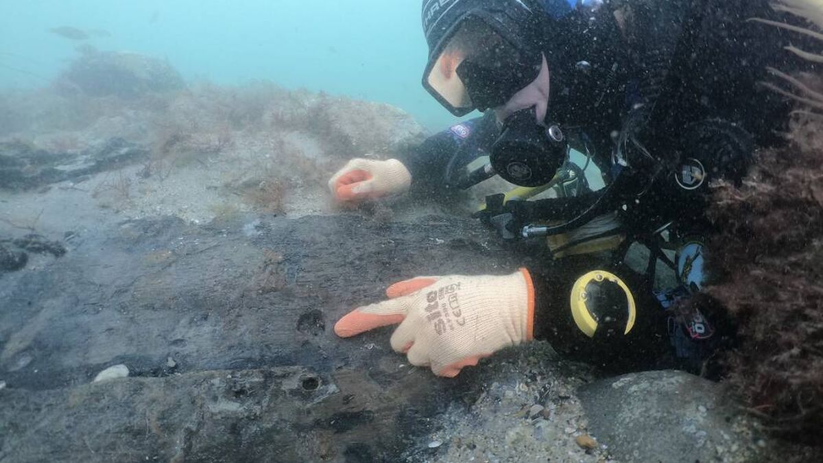 Recuperan losas de tumbas del naufragio más antiguo de Inglaterra