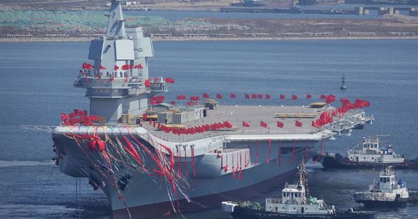 Foto: El segundo portaaviones chino, el 001A, en su lanzamiento al agua en el astillero de Dalian (Reuters)