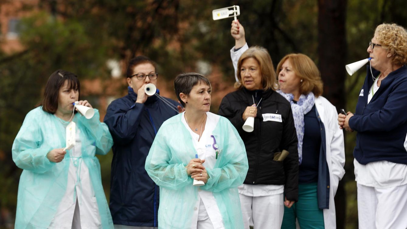 Foto: Enfermeras protestan a las puertas del Hospital Carlos III de Madrid. (Reuters)