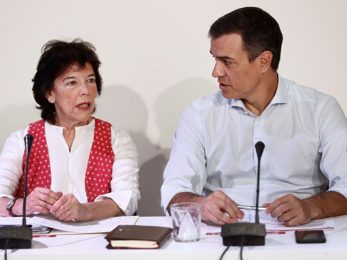 Foto: Isabel Celaá y Pedro Sánchez han recurrido la multa de la JEC. (EFE)