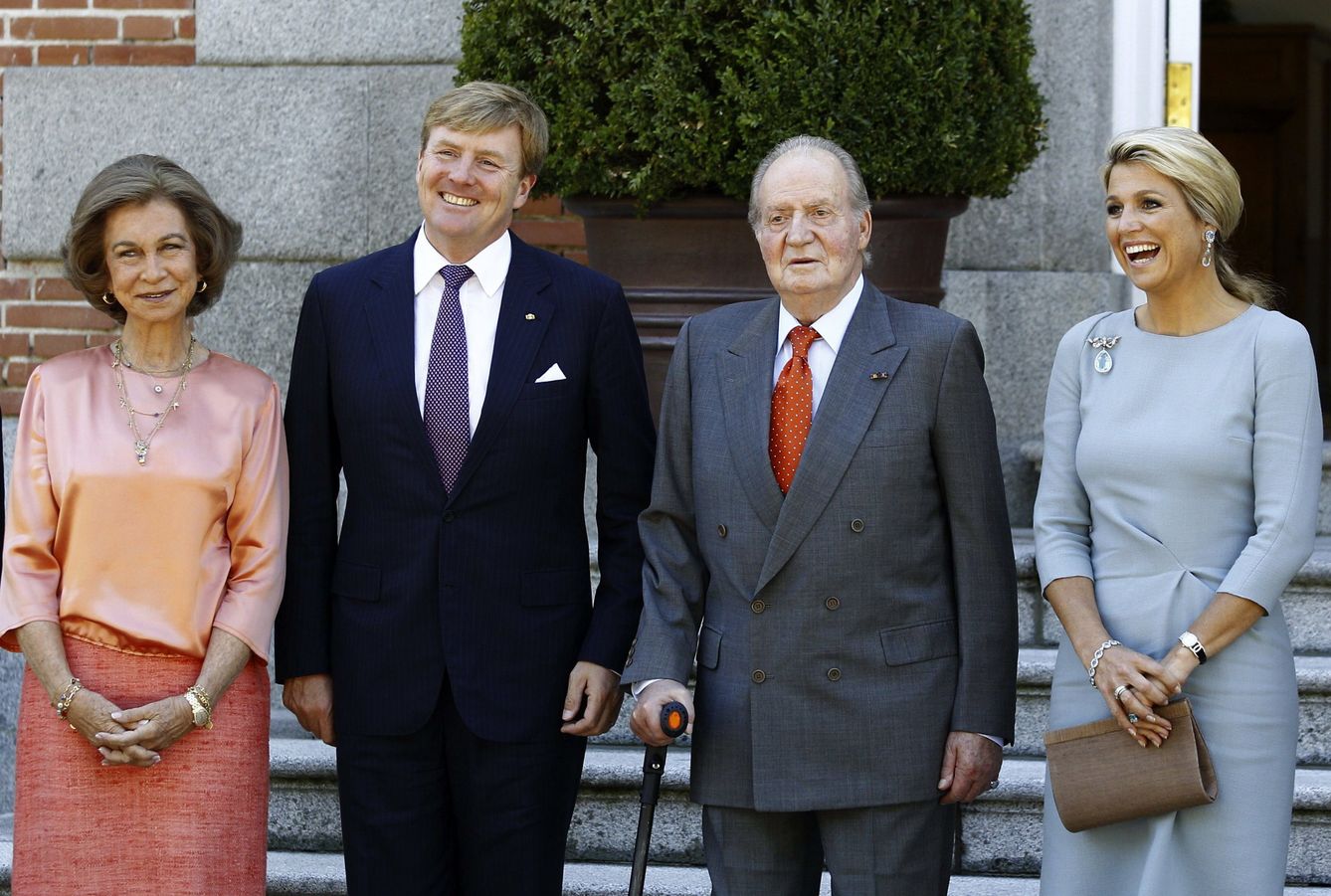 Don Juan Carlos y doña Sofía posan con  Guillermo Alejandro y Máxima en la Zarzuela. (EFE)