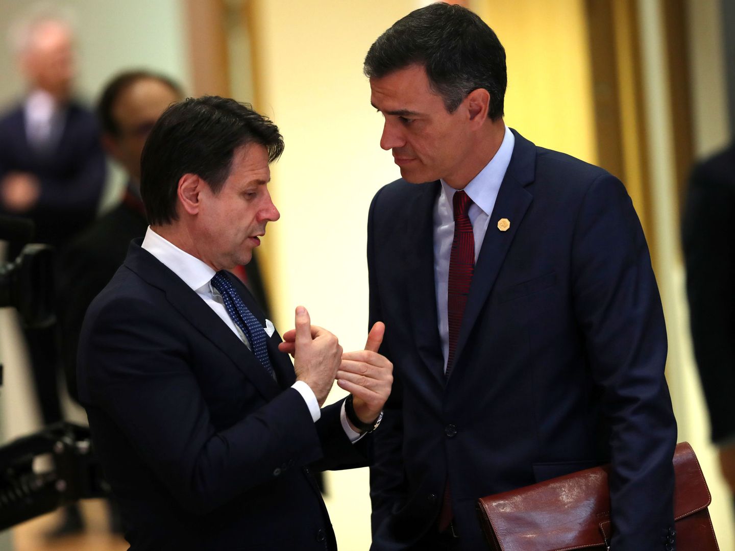 Conte charla con Sánchez durante una cumbre europea. (Reuters)