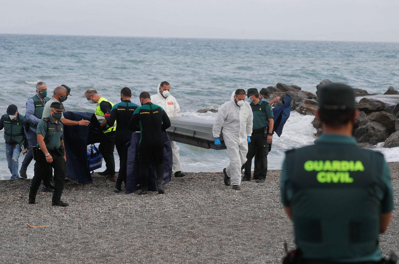Migrante fallecido en la playa de El Tarajal, en Ceuta. (EFE)