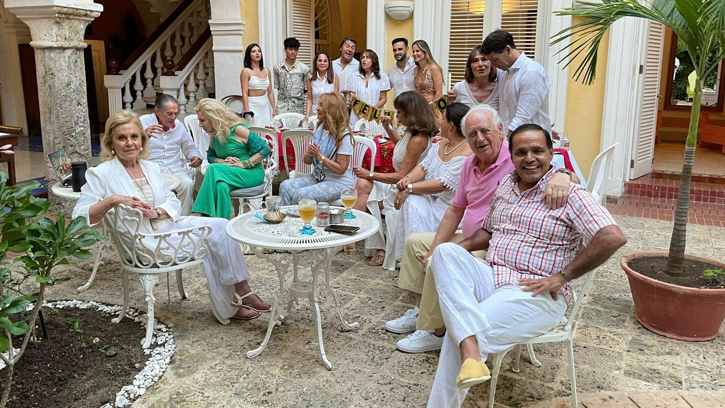Jaime Ostos, con su grupo de amigos españoles y colombianos. (Cortesía)