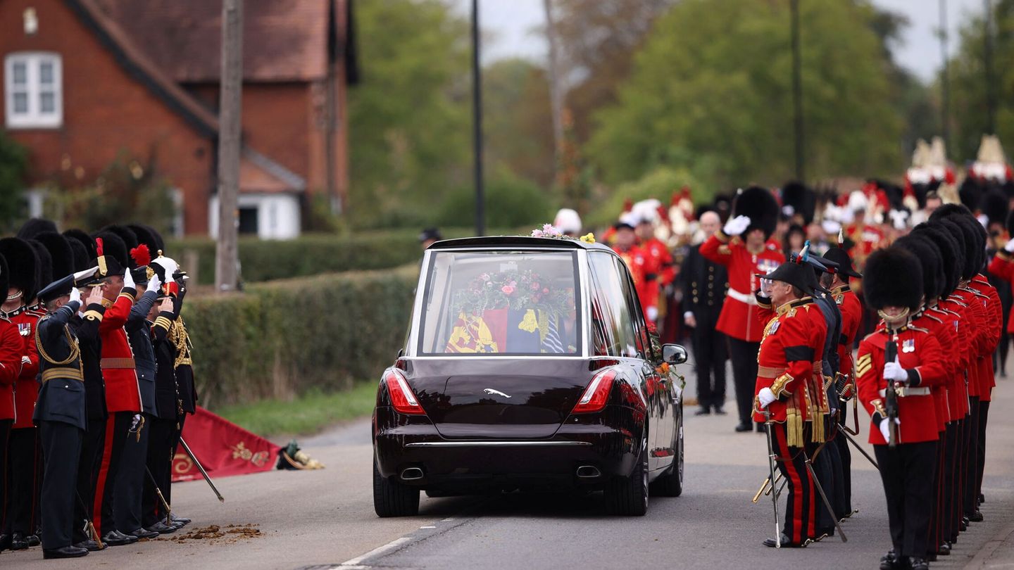 Inmediaciones del castillo de Windsor ante la llegada del cotejo fúnebre de Isabel II. (Reuters)