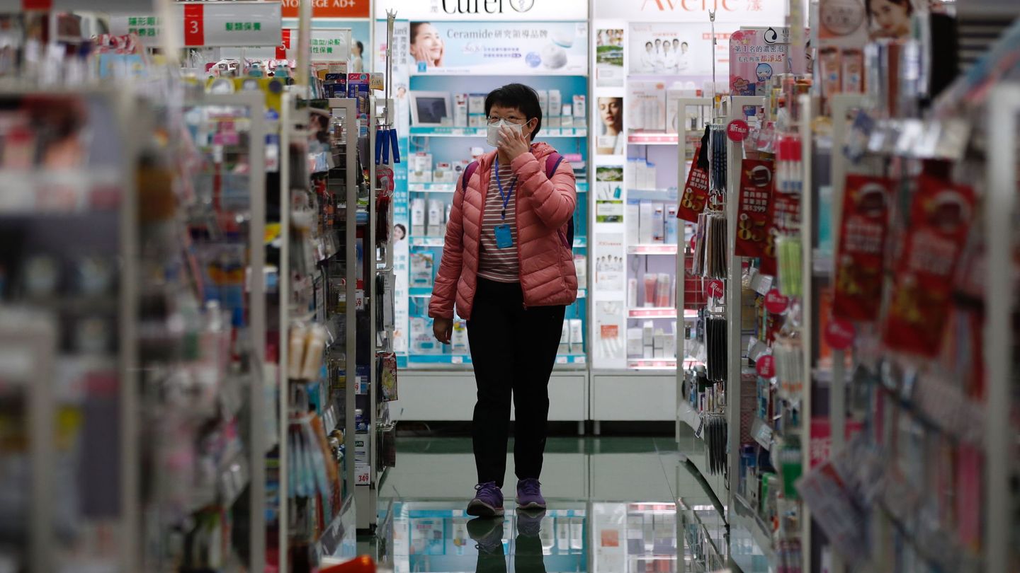 Una mujer con una mascarilla en una farmacia de Taipei, hace unos días. (EFE)