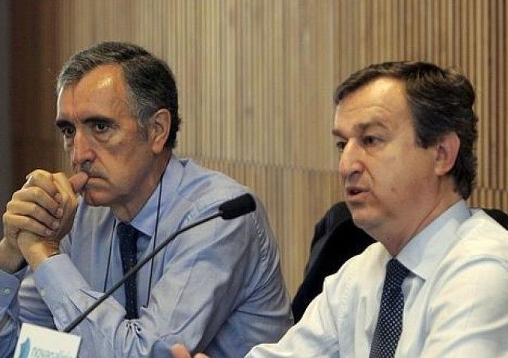 Foto: El presidente de NCG Banco, José María Castellano, y el consejero delegado de Novagalicia Banco, César González Bueno. (EFE)