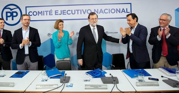 Foto: Mariano Rajoy (c) es aplaudido por sus compañeros tras anunciar, ante el comité ejecutivo nacional del partido, que dejará la presidencia de la formación. (EFE)