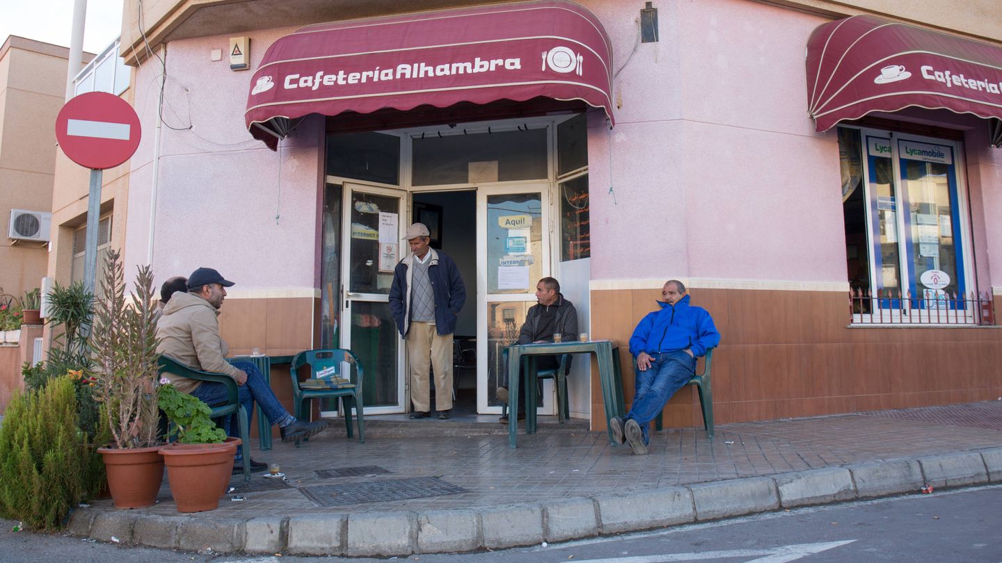 Clientes de la cafetería Alhambra, en la carretera de Las Norias, El Ejido. (D. B.)