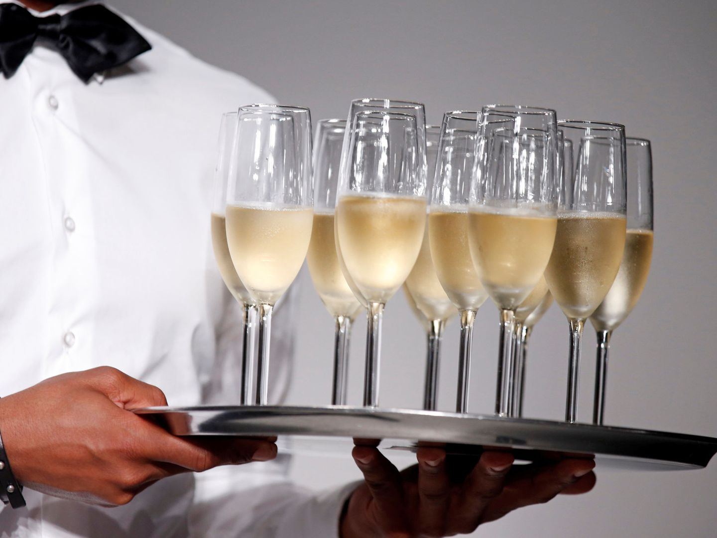El champán es la respuesta a los múltiples eventos sociales que hay en Navidad (Reuters/Benoit Tessier)