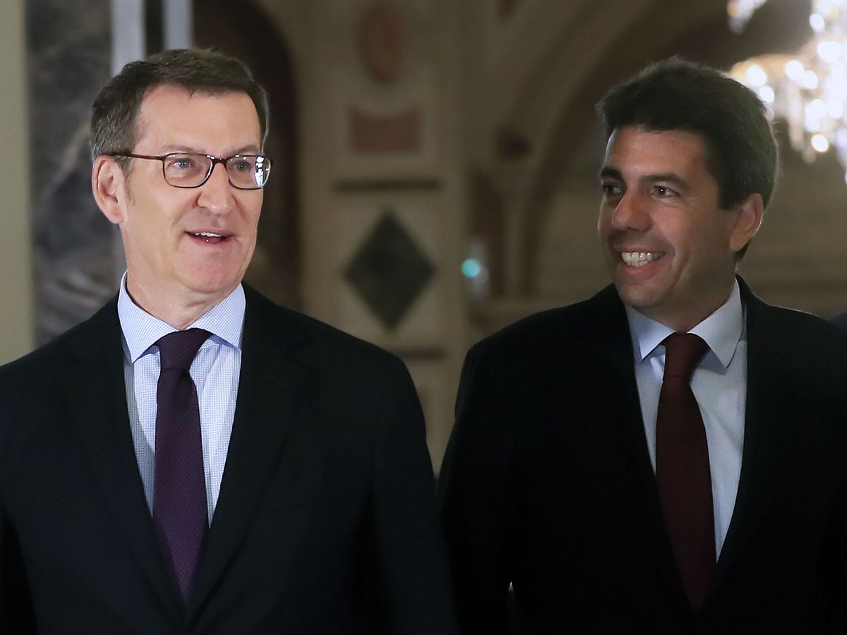 Foto: El líder del PP, Alberto Núñez Feijóo (i), y el presidente del PP en la Comunidad Valenciana, Carlos Mazón. (EFE/Fernando Alvarado)
