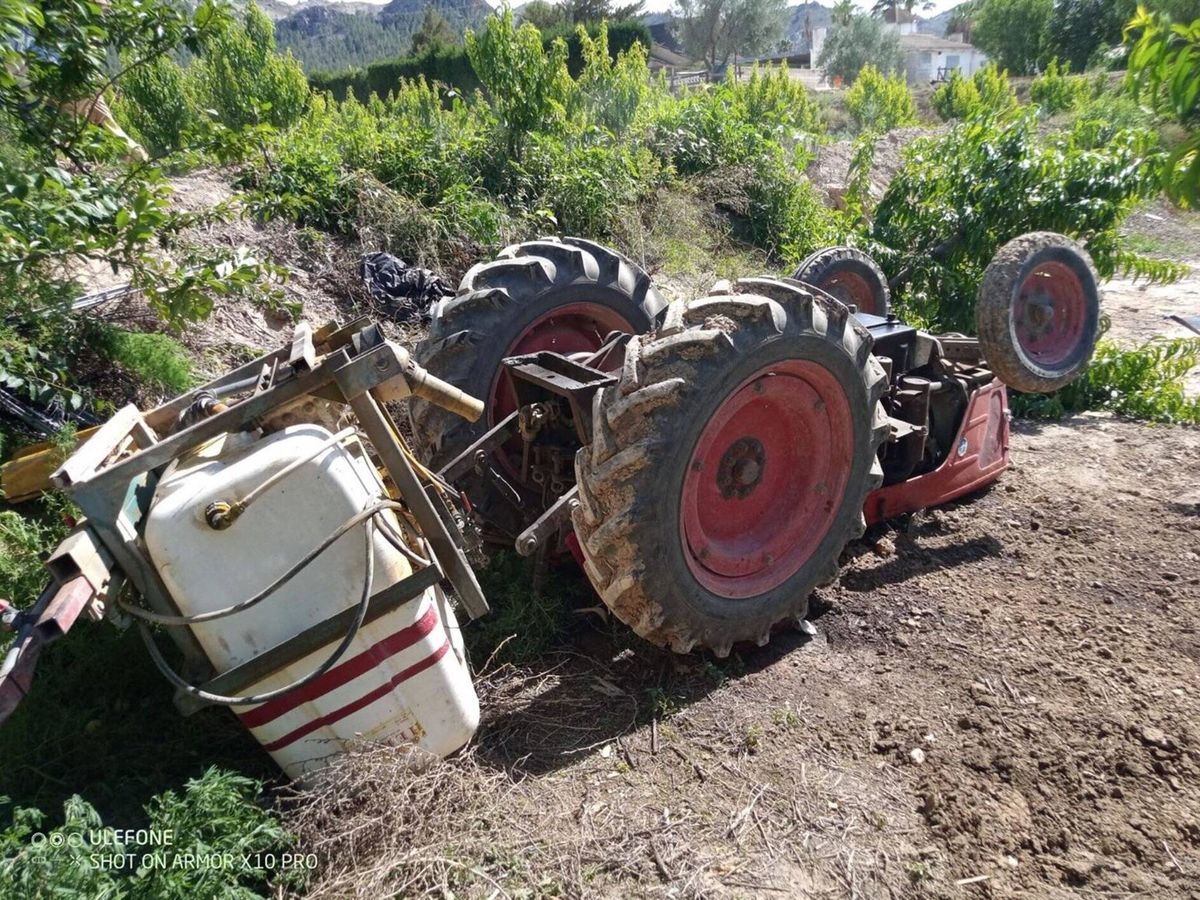 Foto: Muere un hombre tras ser aplastado por su tractor. (Bomberos del CEIS)