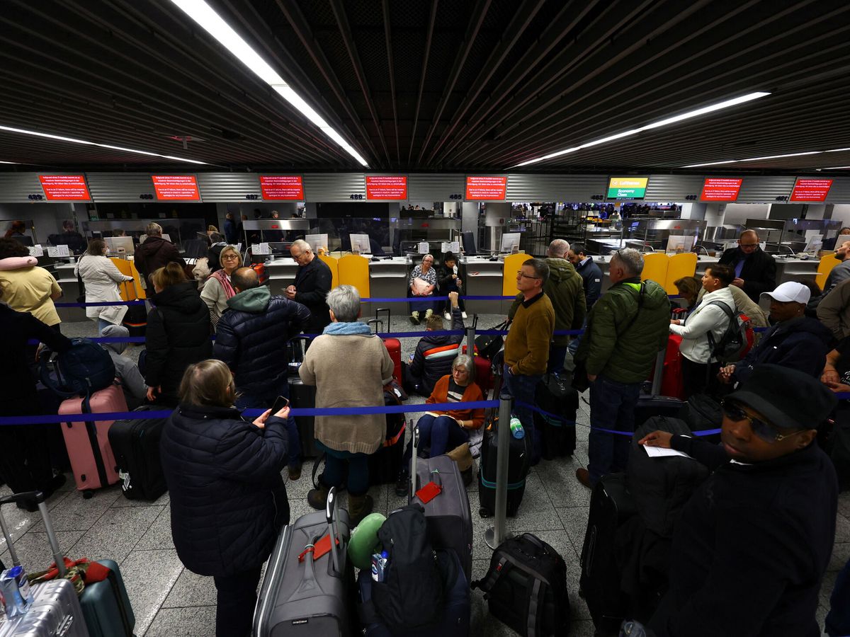 Foto: Colapsos en un aeropuerto de Alemania. (Reuters/Kai Pfaffenbach)