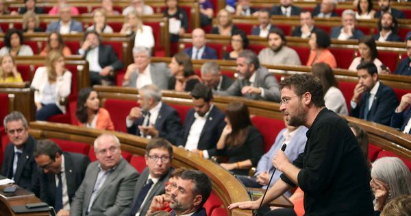 Foto: El lider de Podem en el Parlament, Albano Dante, durante su intervención en la sesión donde se ha aprobado la ley del referéndum. (EFE)