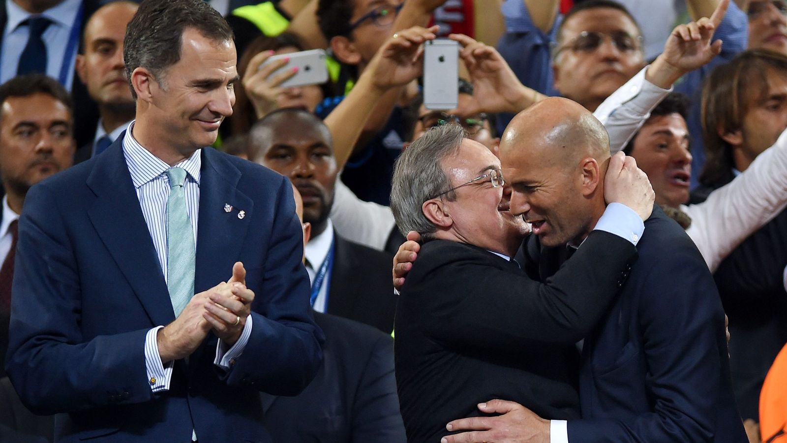 Foto: Pérez se abraza a Zidane ayer, en Milán, en presencia de Felipe VI. (EFE)
