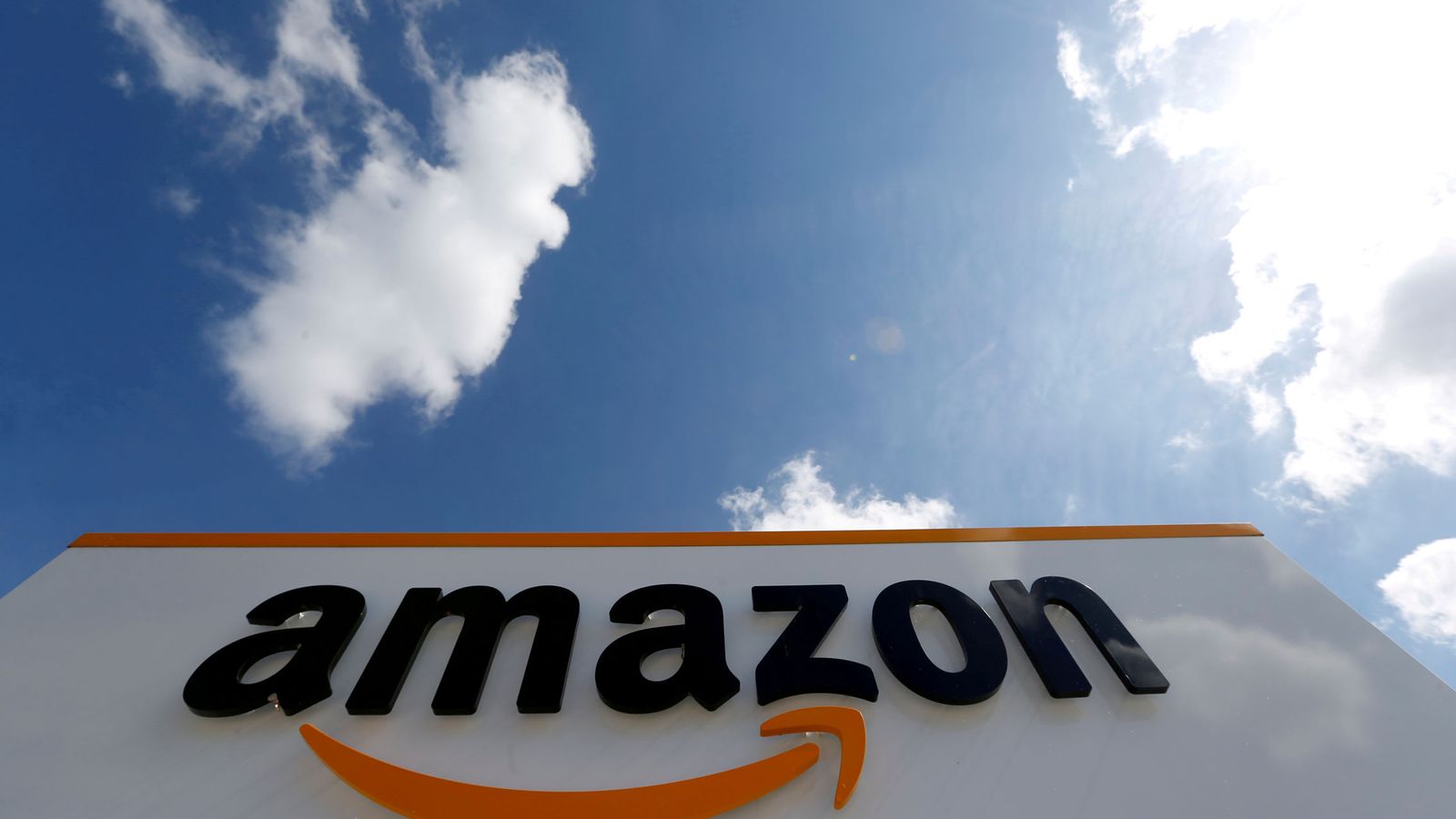 Foto: File photo: the logo of amazon is seen at the company logistics centre in boves