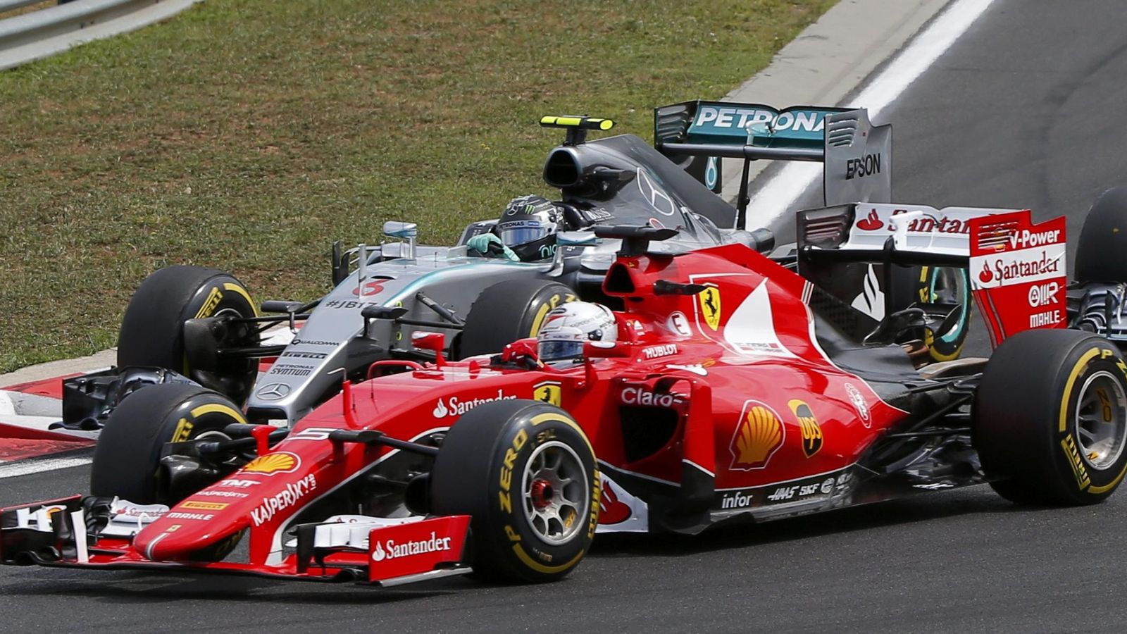 Foto: Sebastian Vettel adelantando por fuera a Nico Rosberg en Hungría (Reuters)