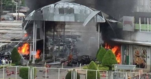 Foto: Imagen del centro comercial tras el estallido de la bomba. (Fuente: Twitter)