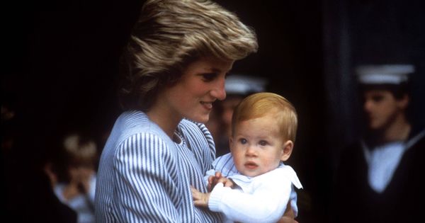 Foto: Harry en los brazos de su madre en abril de 1985. (Cordon Press)