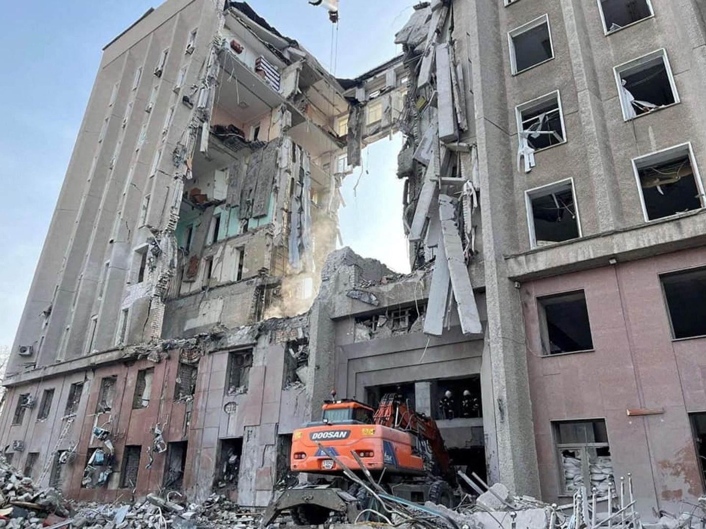 Rescate en el edificio de la administración regional en Mykolav, atacado por Rusia. (Reuters/Servicio Estatal de Emergencia de Ucrania)