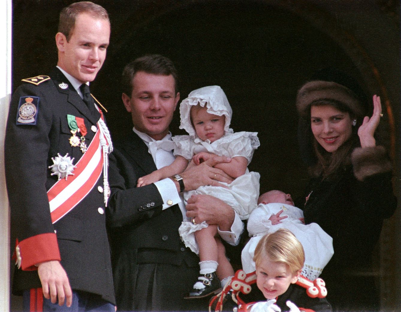 Alberto de Mónaco, Stefano Casiraghi y Carolina junto a sus tres hijos en noviembre de 1987 (Reuters)