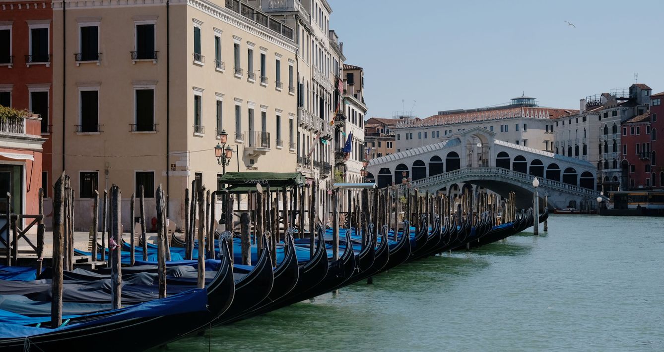 Góndolas amarradas ante la falta de turistas en Venecia.